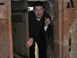 Der Kerkermeister von Burg Mildenstein nimmt Sie mit auf eine Erkundungstour durch die Gefängniszellen. Der Kerkermeister von Burg Mildenstein nimmt Sie mit auf eine Erkundungstour durch die Gefängniszellen.