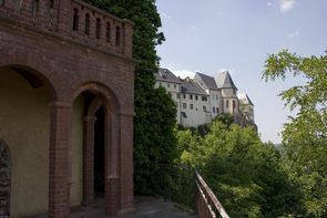 Blick vom Miruspark auf die Ostseite der Burg Blick vom Miruspark auf die Ostseite der Burg