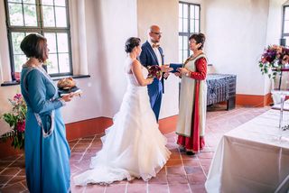 Gratulation durch die Standesbeamtin Ingeborg Zimmermann und Burgmitarbeiterin Manuela Heyne Gratulation durch die Standesbeamtin Ingeborg Zimmermann und Burgmitarbeiterin Manuela Heyne