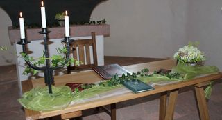 der Trautisch in der romanischen Kapelle der Trautisch in der romanischen Kapelle