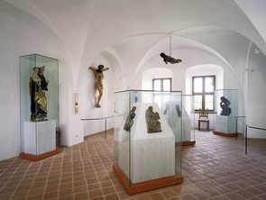 Blick ins Aktengewölbe, Hauptauustellungsort der Sakralen Plastiken , neben der Kapelle Blick ins Aktengewölbe, einem Nebenraum der Kapelle